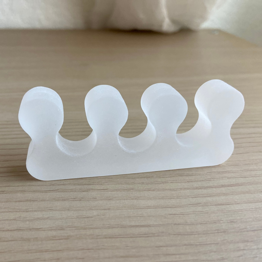 gel toe separator hammer toe splint toe comb on table